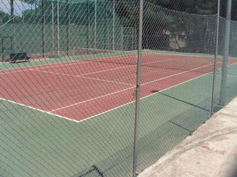 Pista de tennis dels apartaments BERMAR PARK de Gavà Mar